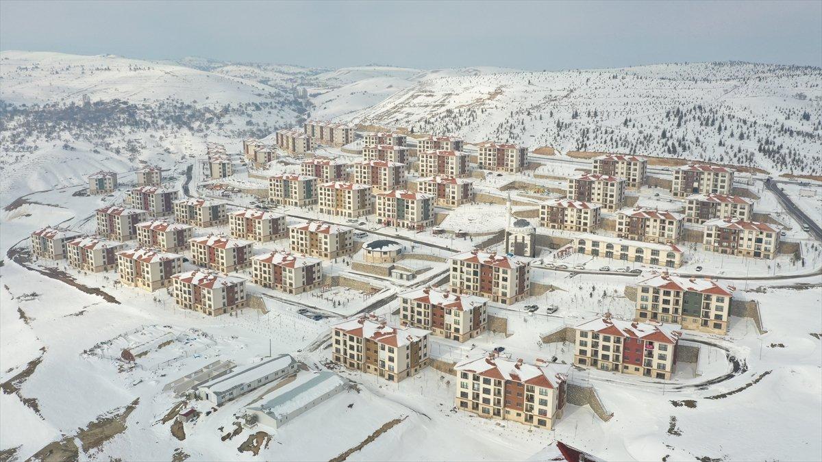 Elazığ ve Malatya'da depremzedeler yeni konutlarında yaşamını sürdürüyor