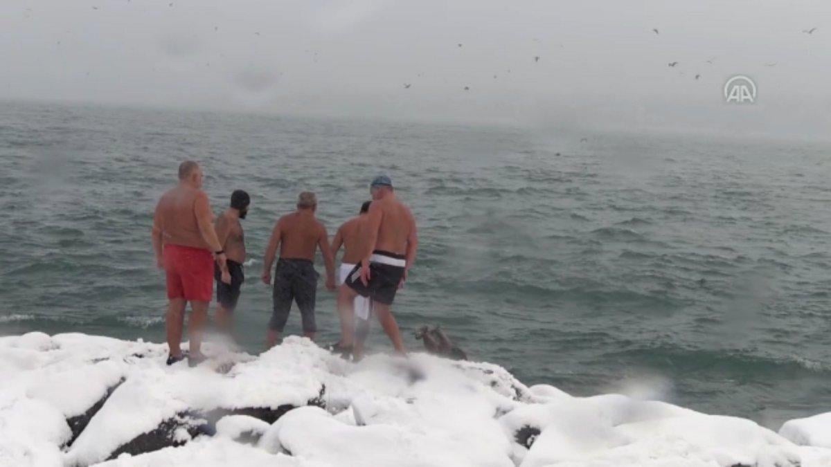 İstanbul'da Sarayburnu Fatihleri grubu dondurucu soğukta yüzdü