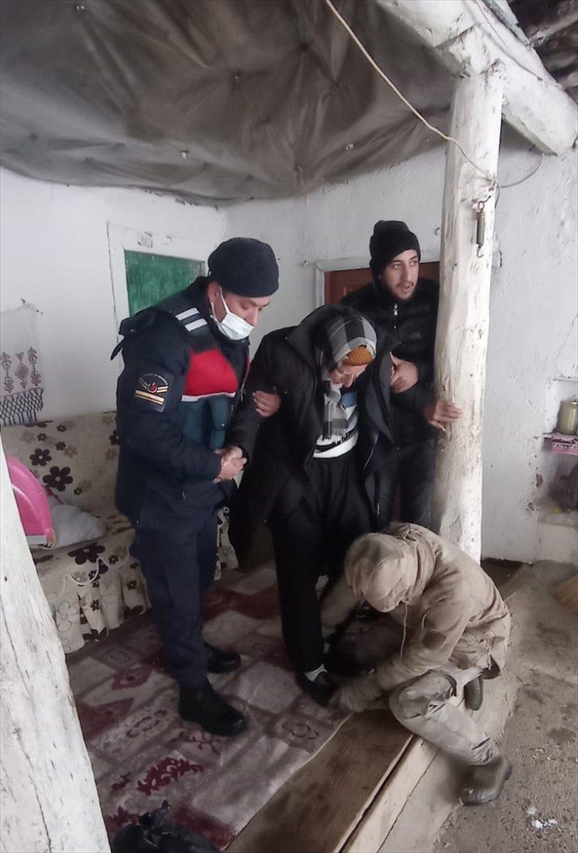 Kahramanmaraş'ta yaşlı çiftin yardımına askerler yetişti