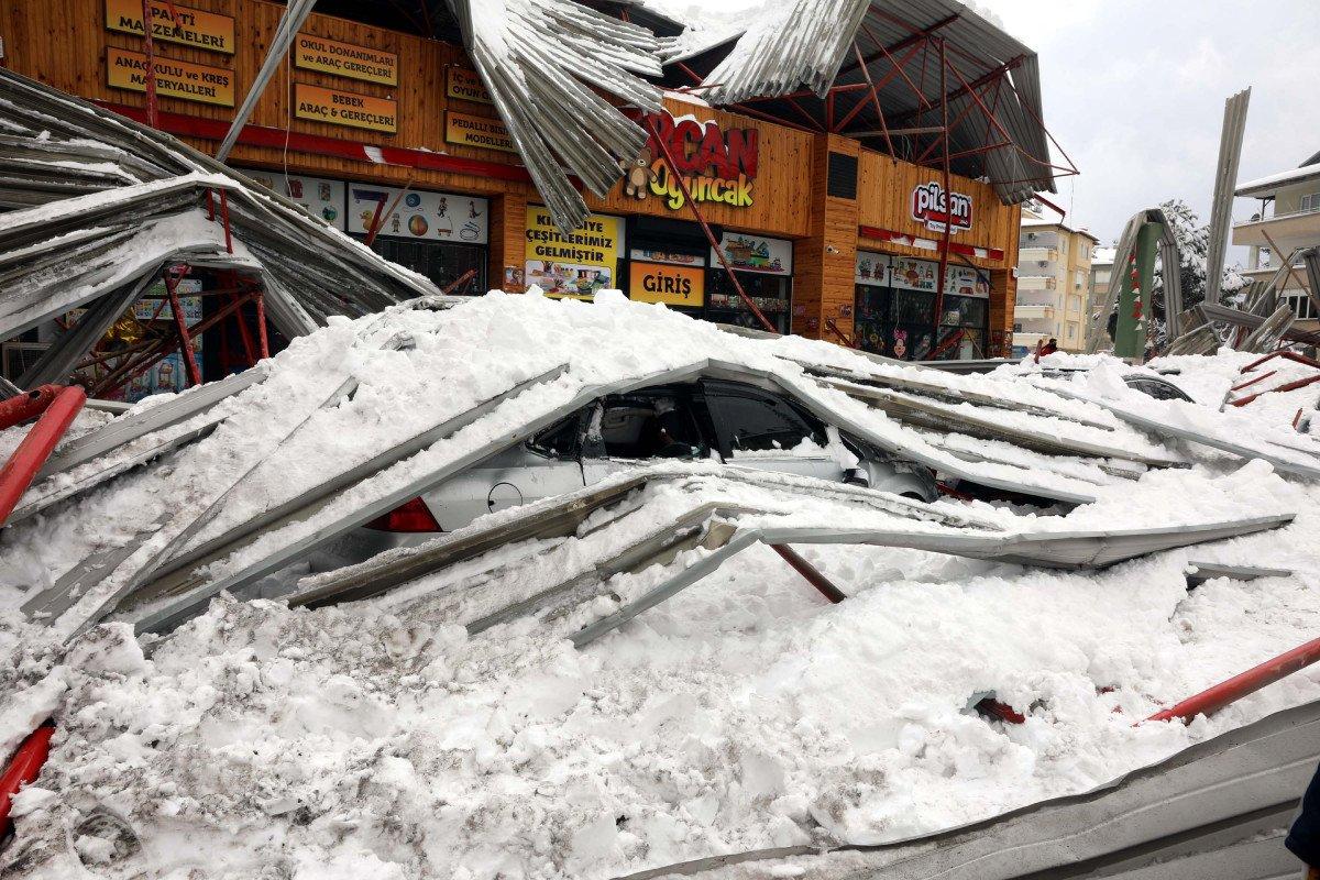 Gaziantep’te pazar yerinin çatısı araçların üzerine çöktü