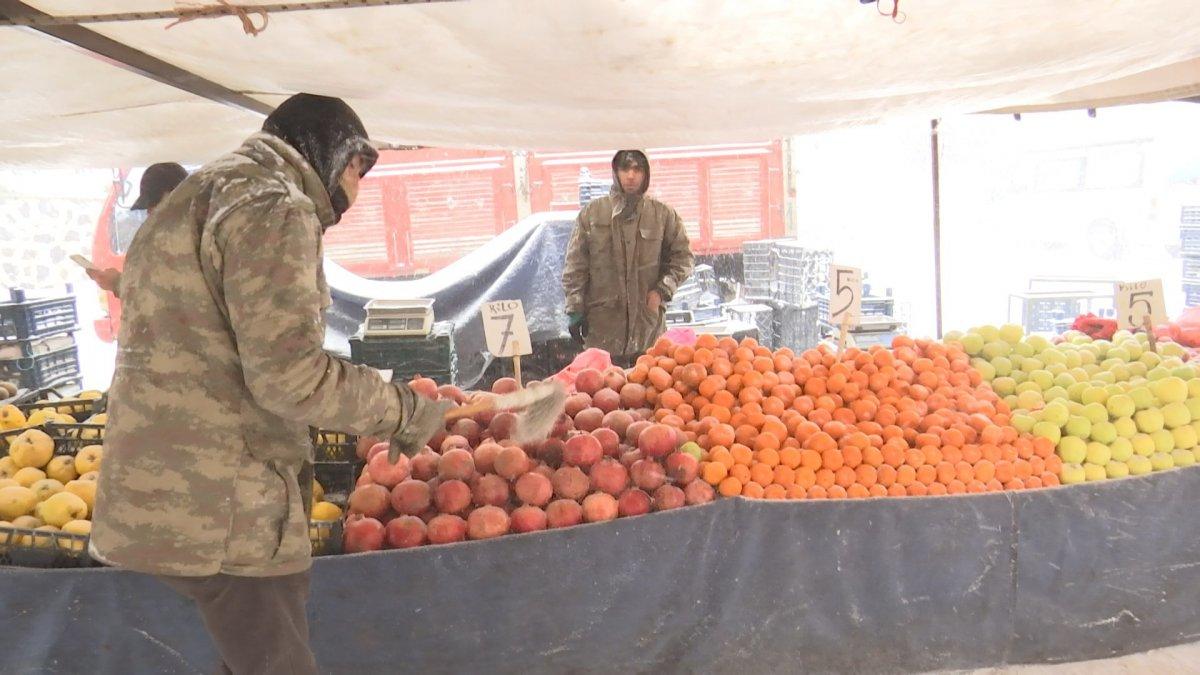 Elazığ'daki dondurucu soğukta pazar esnafının ekmek mücadelesi