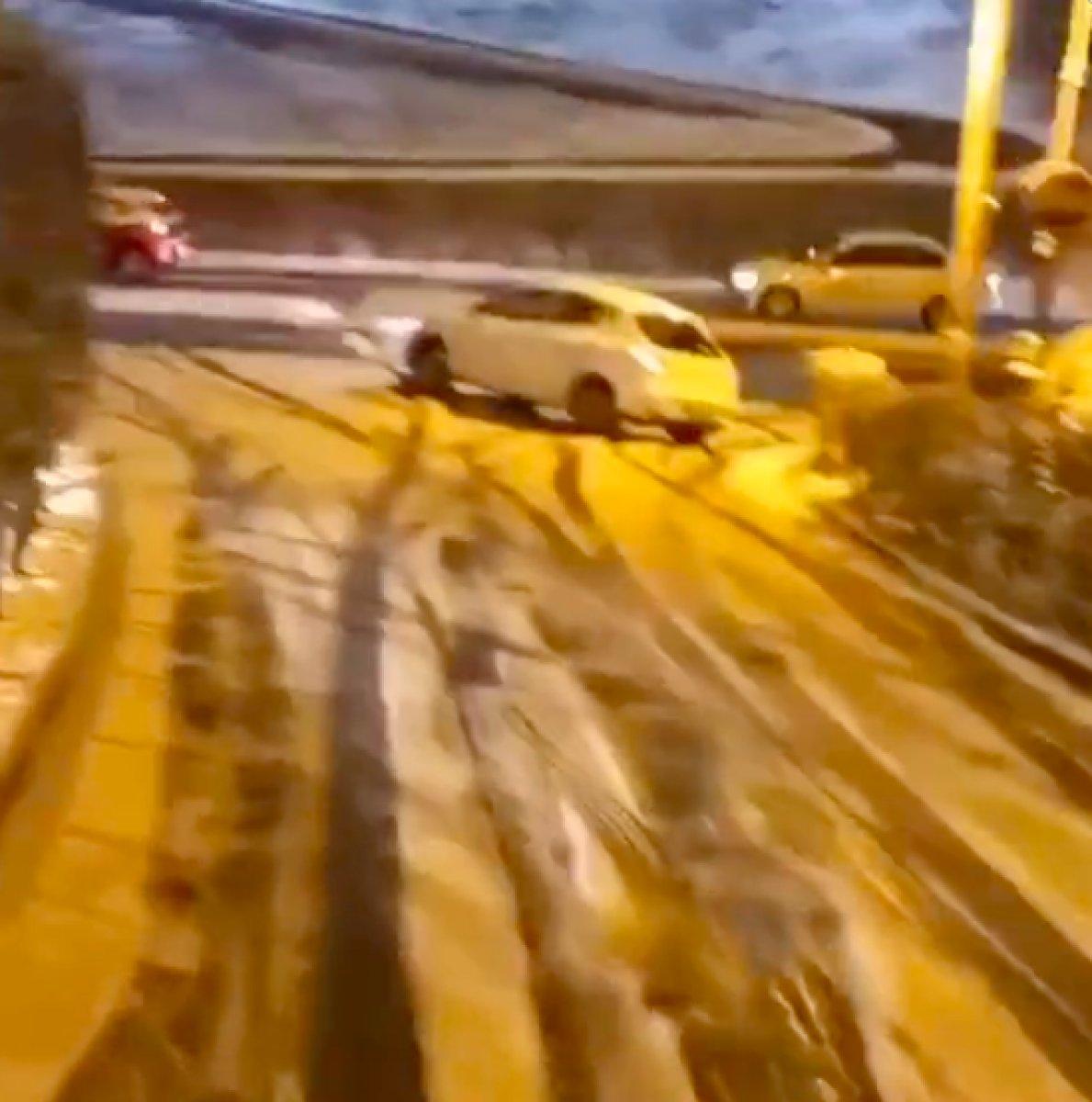 İstanbul'da kar nedeniyle araçlar kontrolden çıktı