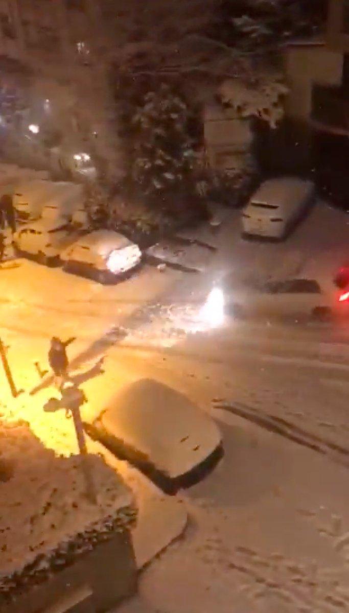 İstanbul'da kar nedeniyle araçlar kontrolden çıktı