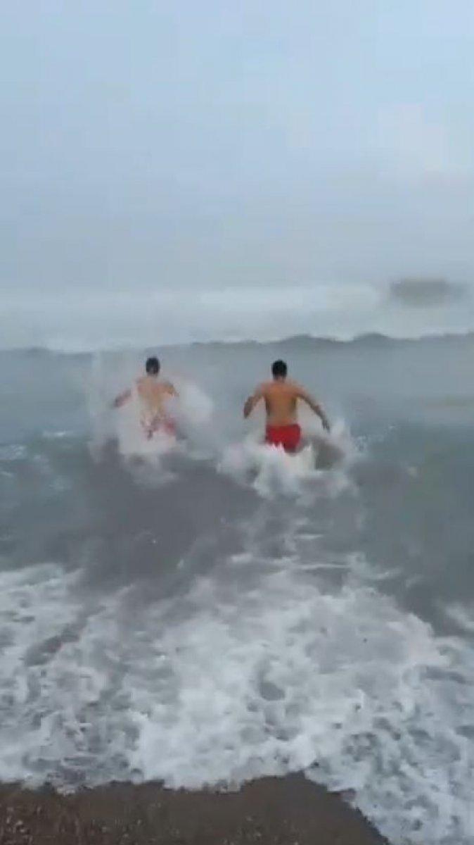 Antalya’da iki kardeş kar altında denize girdi