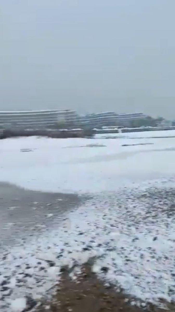 Antalya’da iki kardeş kar altında denize girdi