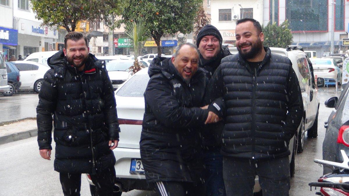 Mersin'de yıllar sonra yağan karı davulla karşıladılar