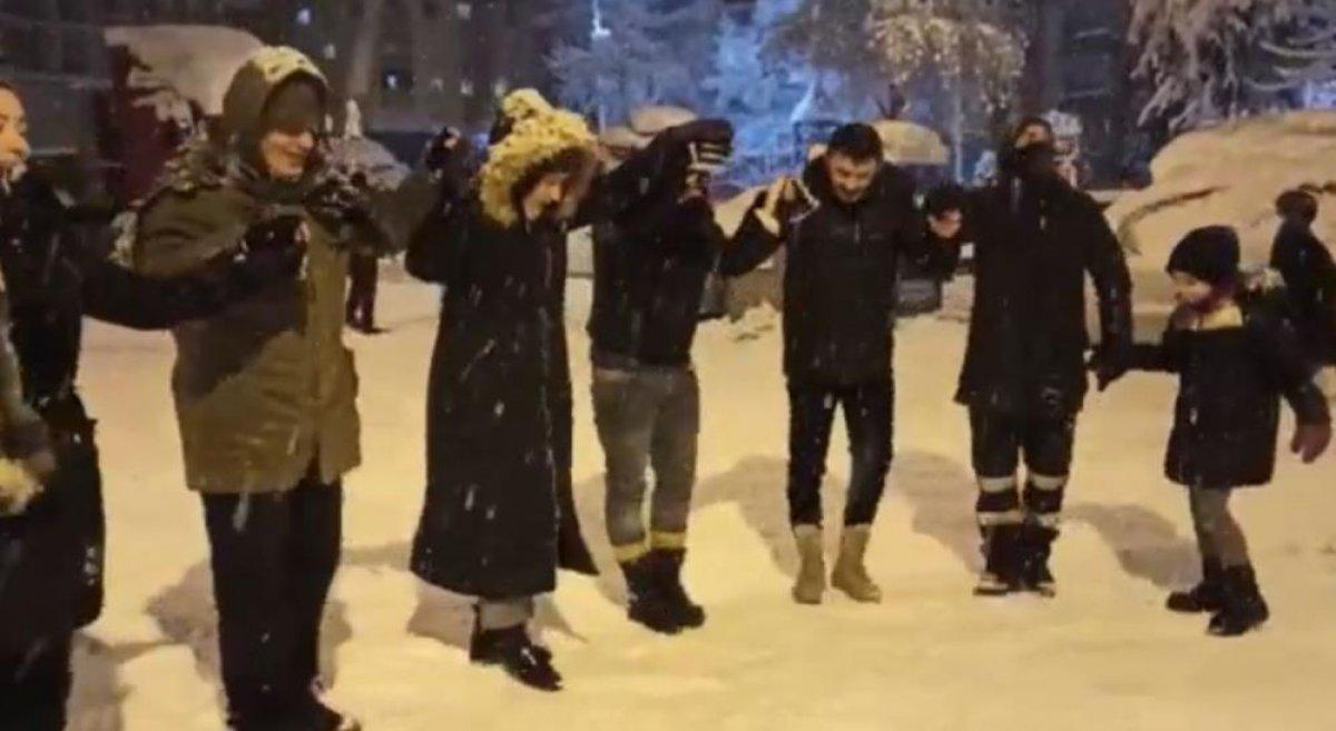 Ümraniye'de kar üstünde horon keyfi