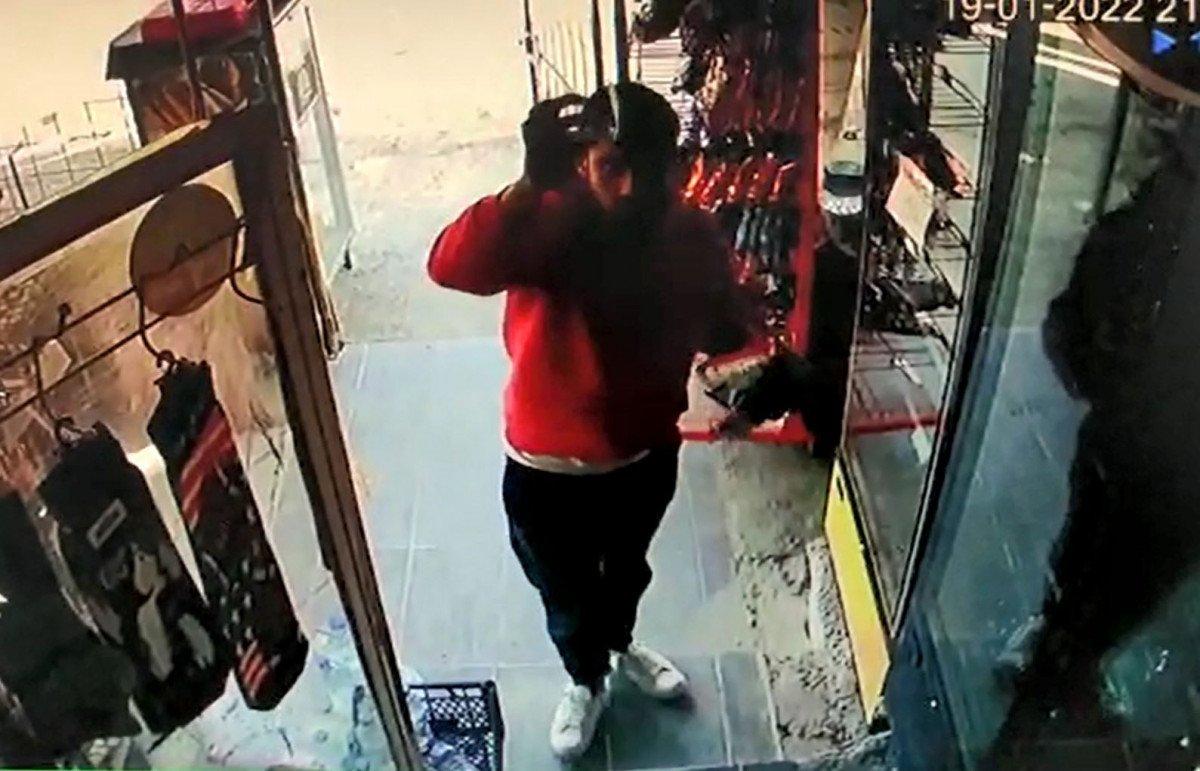 Çanakkale’de açık unutulan markette, aldıklarını kameraya gösterip ücreti bıraktılar