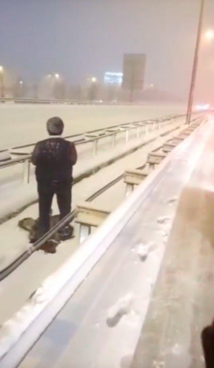 Karda mahsur kalan vatandaş, yol kenarında namaz kıldı