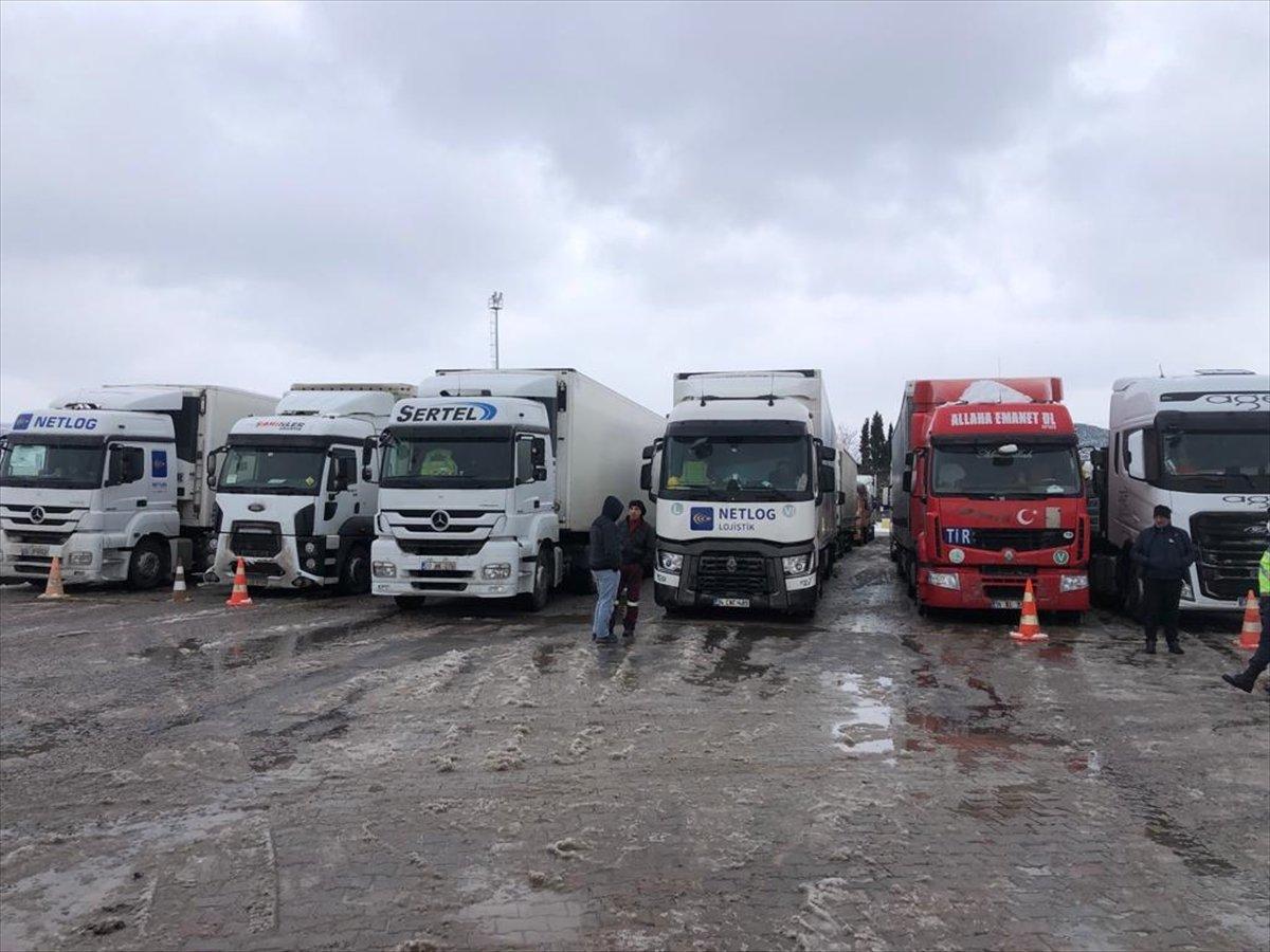 Yalova'da geçiş izni olmayan araçlara kumanya dağıtımı yapılıyor