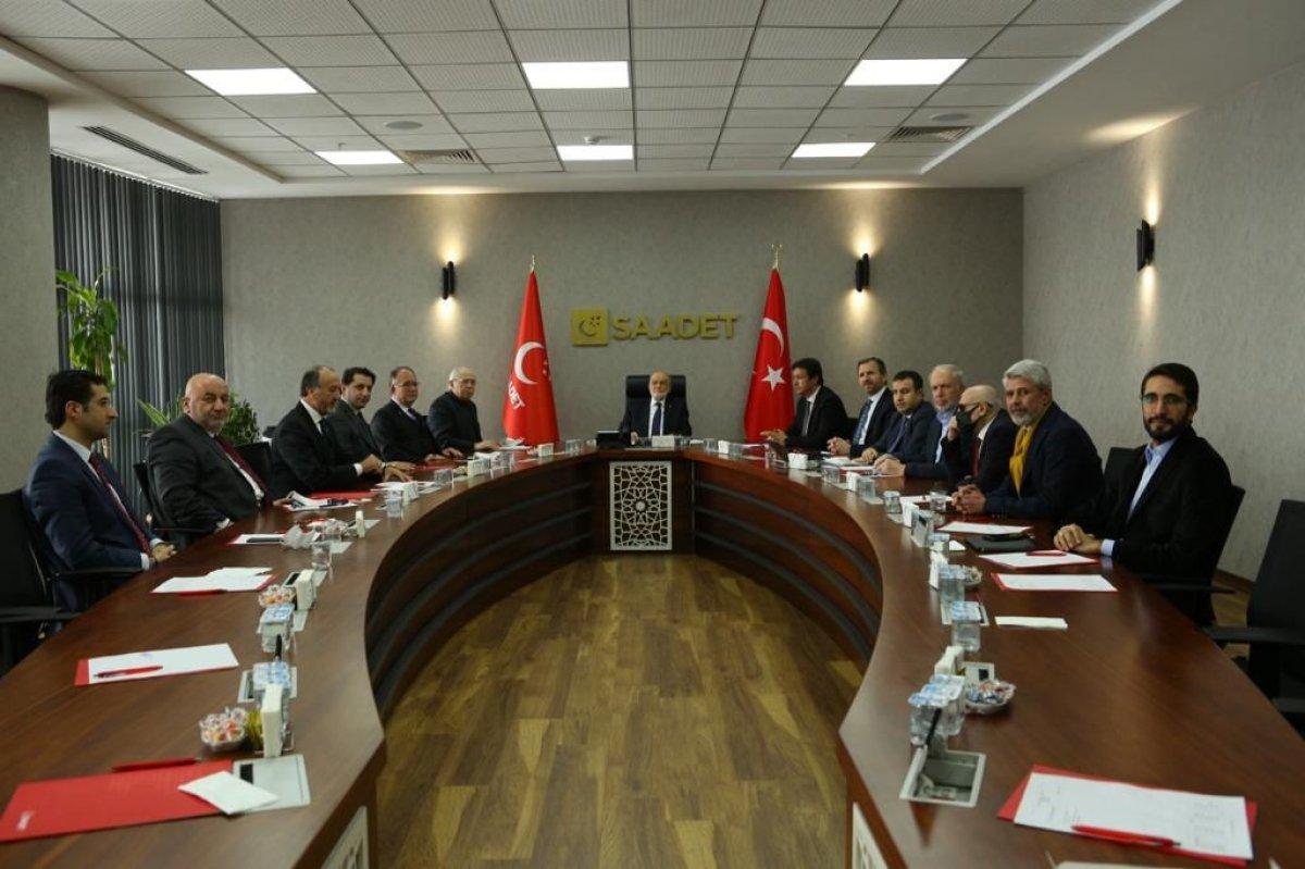 Temel Karamollaoğlu, koronavirüs sonrası çiçeklerle karşılandı