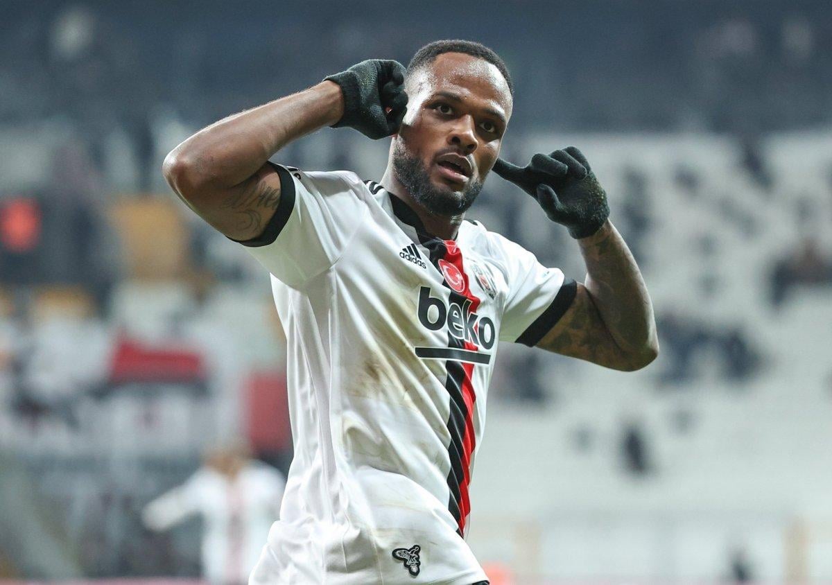 Cyle Larin'in ilk 11'de olmama sebebi