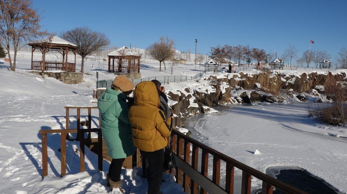 Van’da, soğuk hava Deli Çay'ı dondurdu