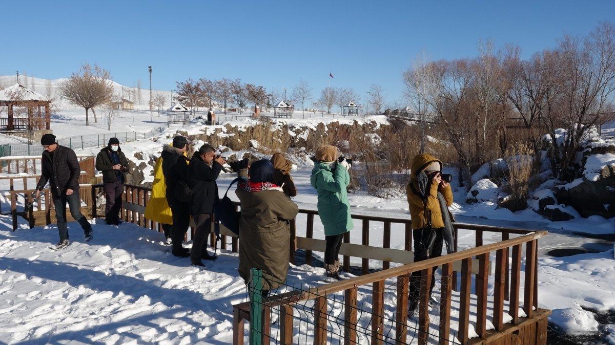 Van’da, soğuk hava Deli Çay'ı dondurdu