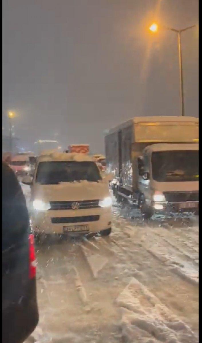 Şafak Sezer yolda kaldı: 6 saattir arabadayız