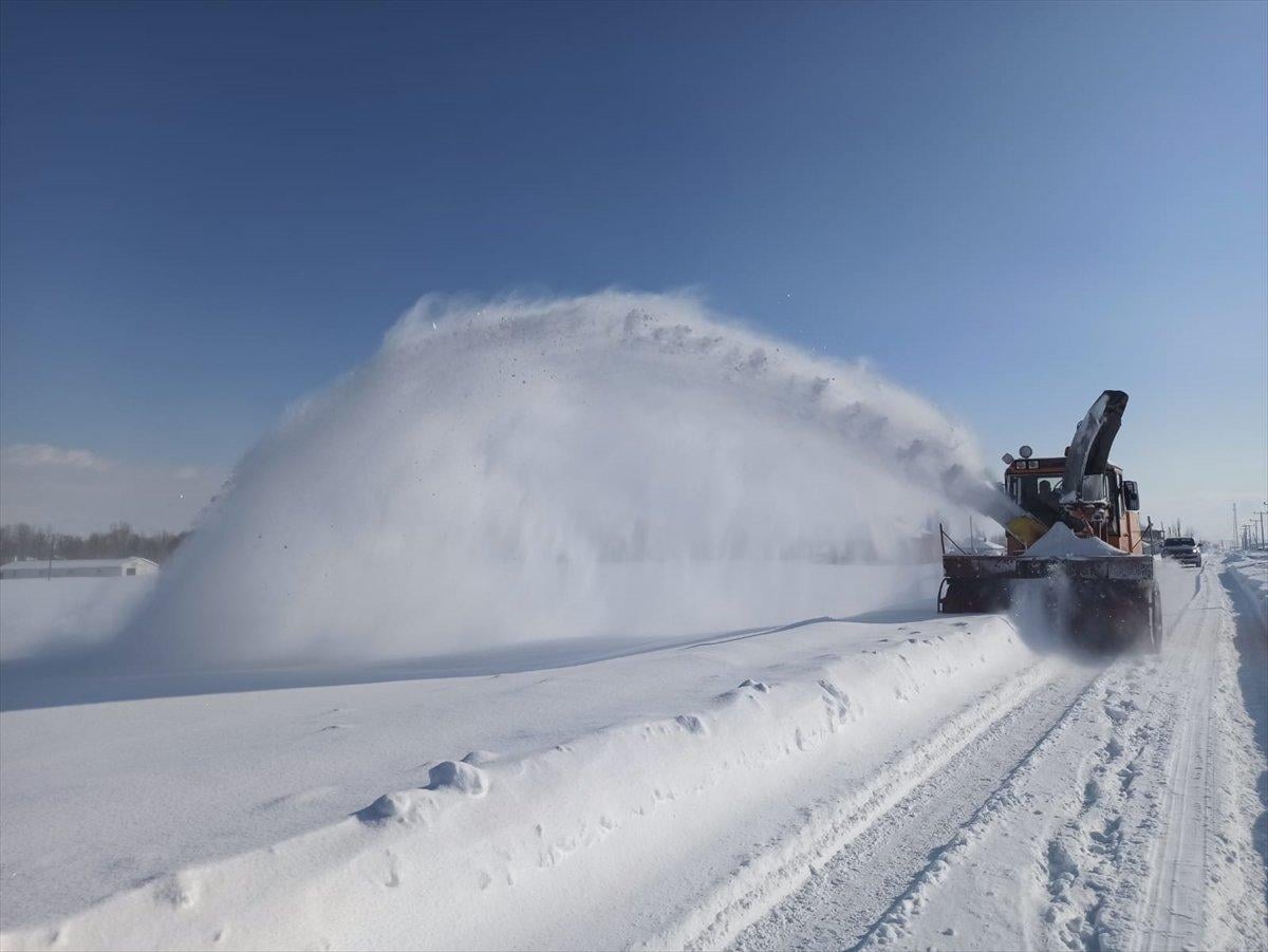 Doğu'da yerleşim birimlerine ulaşım kesildi