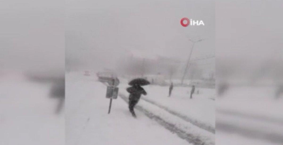 Esenyurt'ta buzlu yolda araçlara çarpan kamyon