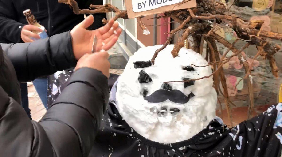 Elazığ'da müşteri bulamayan berber kardan adamı tıraş etti