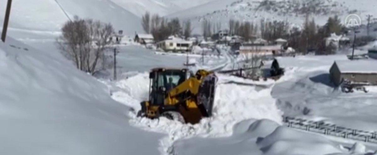 Bingöl'de tek katlı evler karda kayboldu