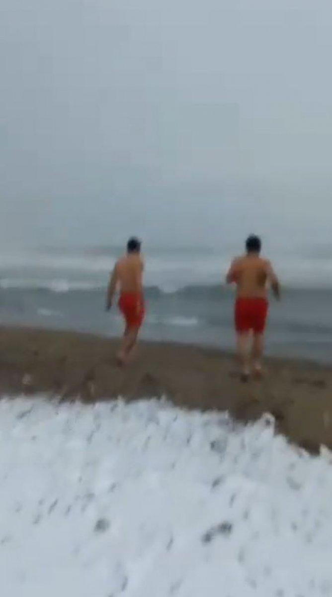 Antalya’da iki kardeş kar altında denize girdi