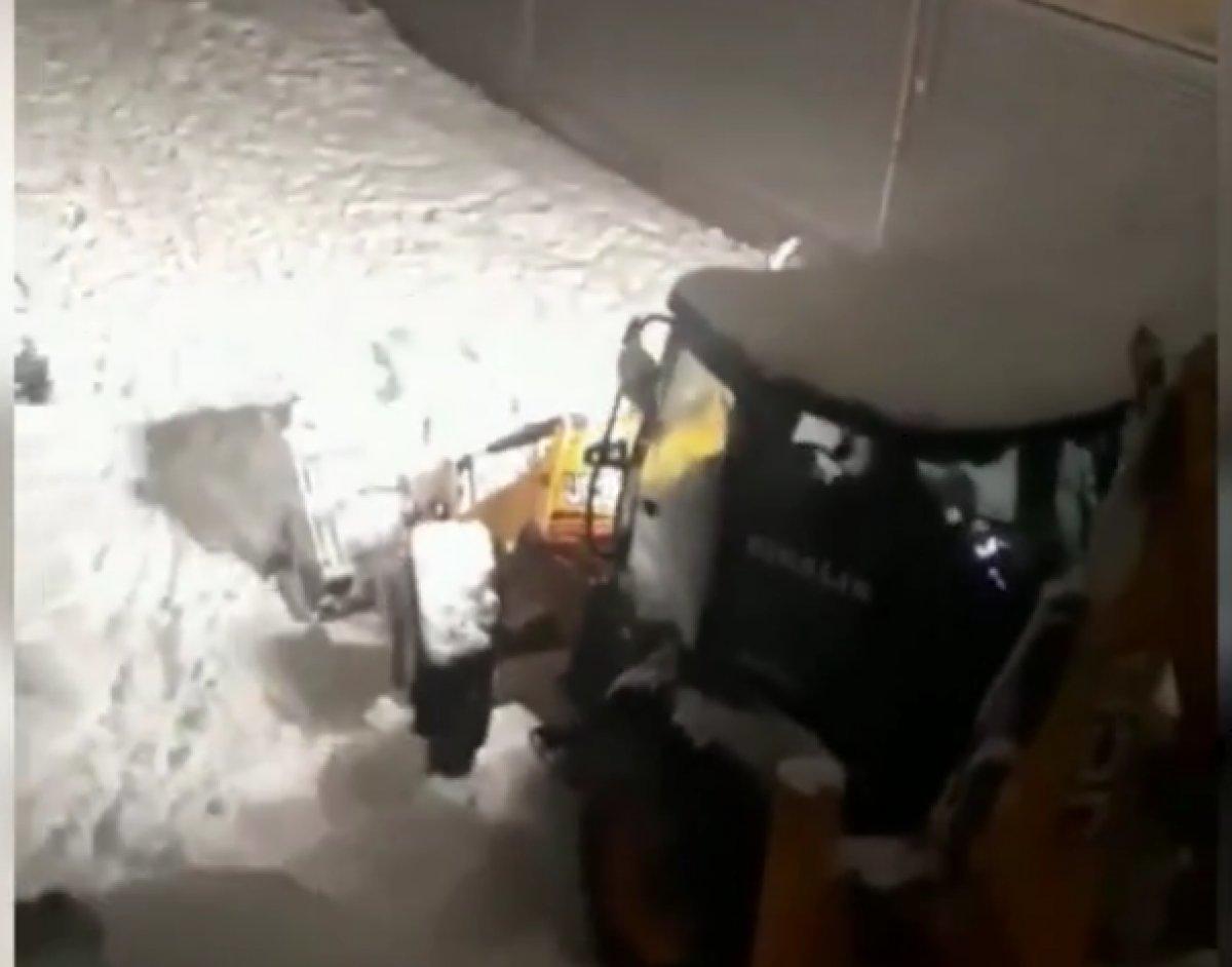 Küçükçekmece'de karda kapanan yollarını kendi iş makinesiyle temizledi