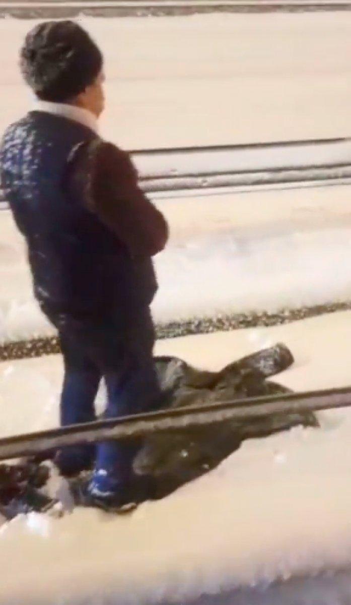 Karda mahsur kalan vatandaş, yol kenarında namaz kıldı