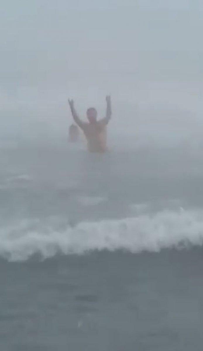 Antalya’da iki kardeş kar altında denize girdi