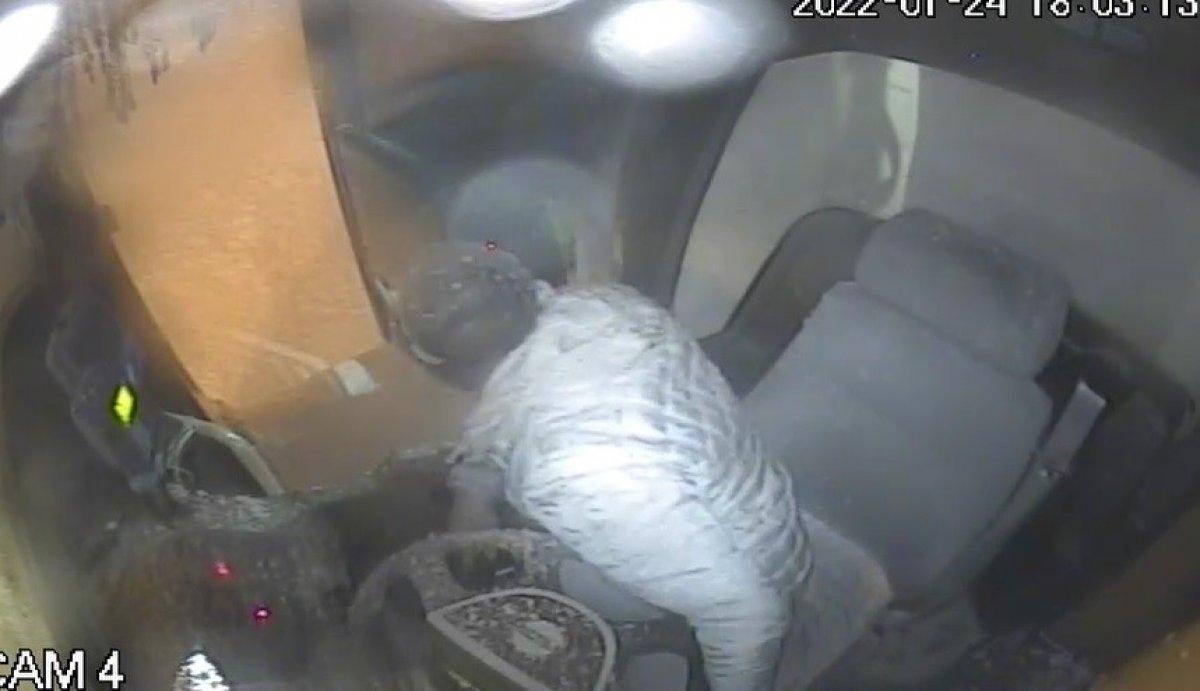 Bingöl'de yaşlı kadın kar kütlesinin altında kalmaktan son anda kurtuldu