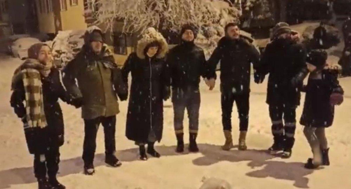 Ümraniye'de kar üstünde horon keyfi