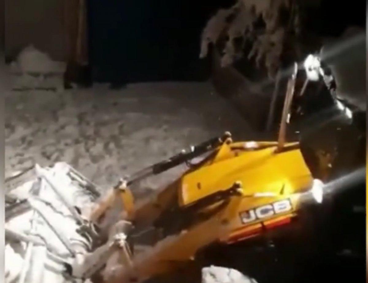 Küçükçekmece'de karda kapanan yollarını kendi iş makinesiyle temizledi