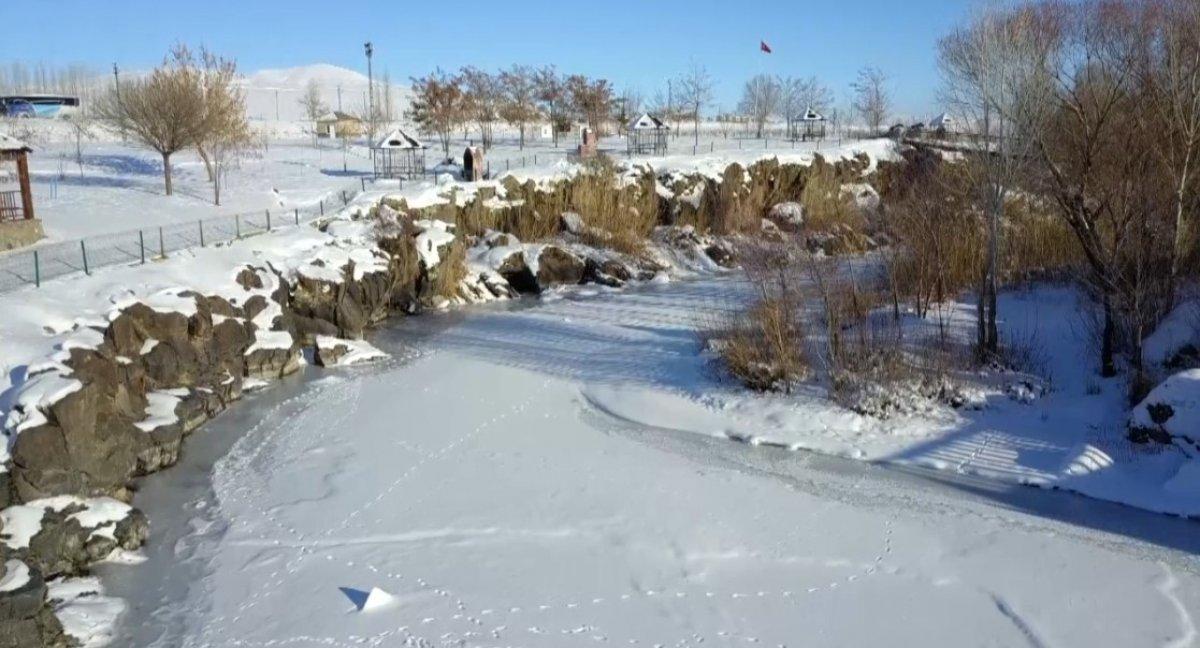 Van’da, soğuk hava Deli Çay'ı dondurdu