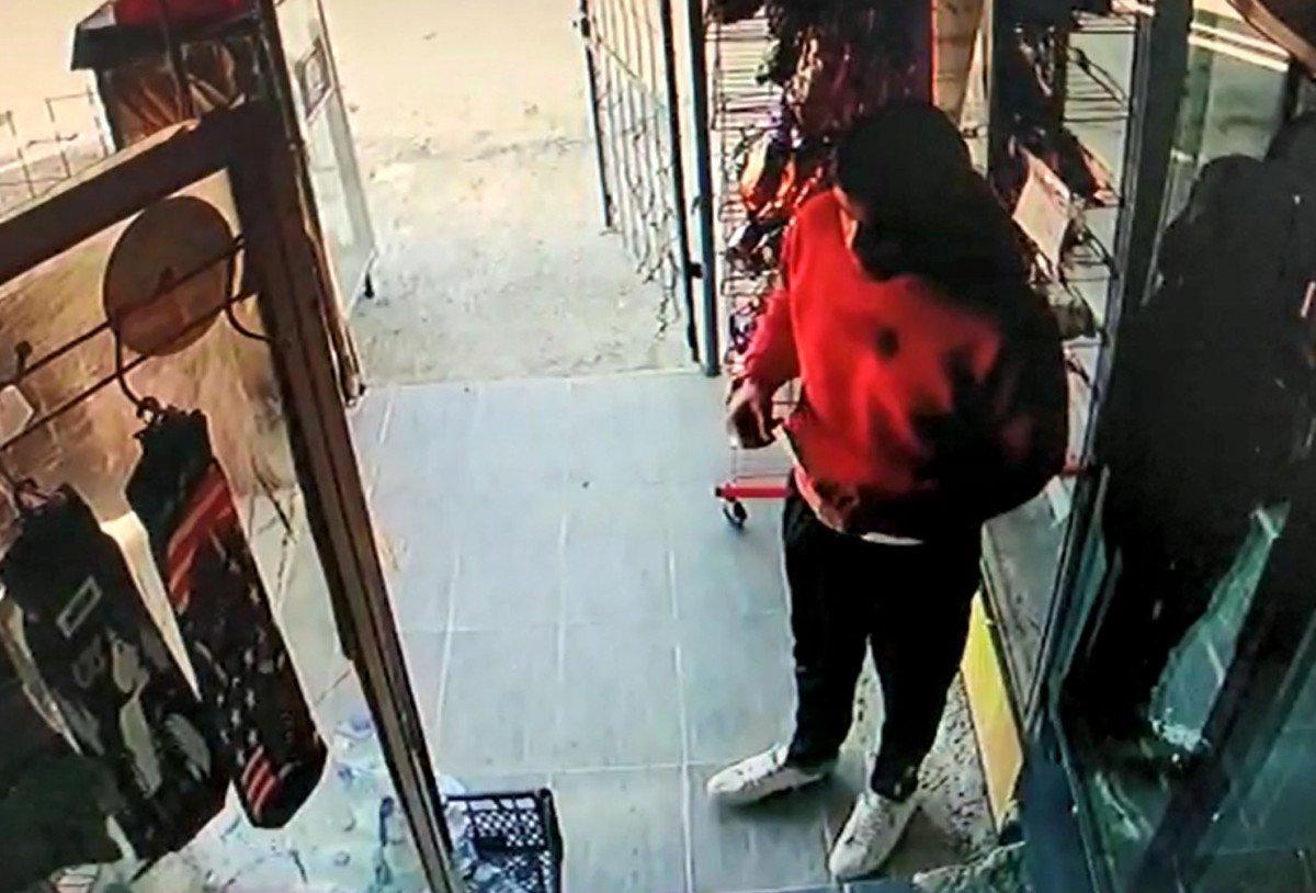 Çanakkale’de açık unutulan markette, aldıklarını kameraya gösterip ücreti bıraktılar