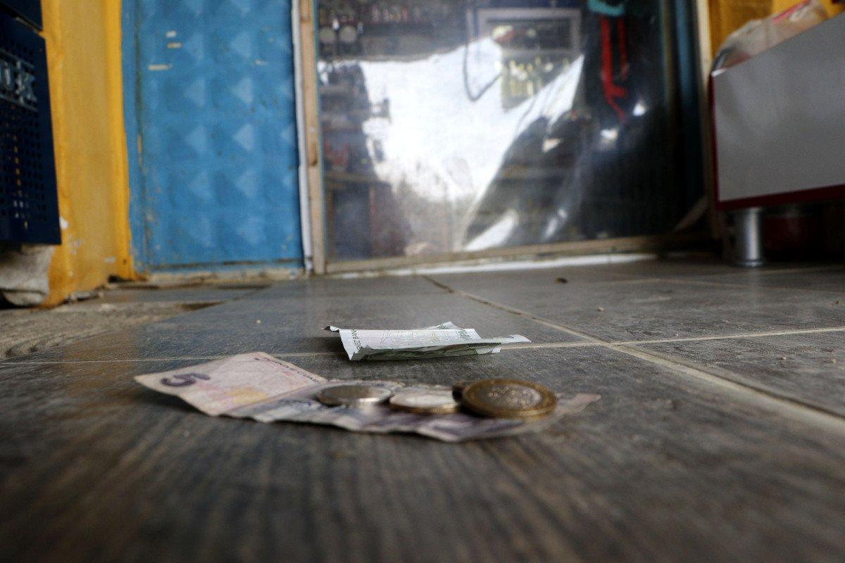 Çanakkale’de açık unutulan markette, aldıklarını kameraya gösterip ücreti bıraktılar