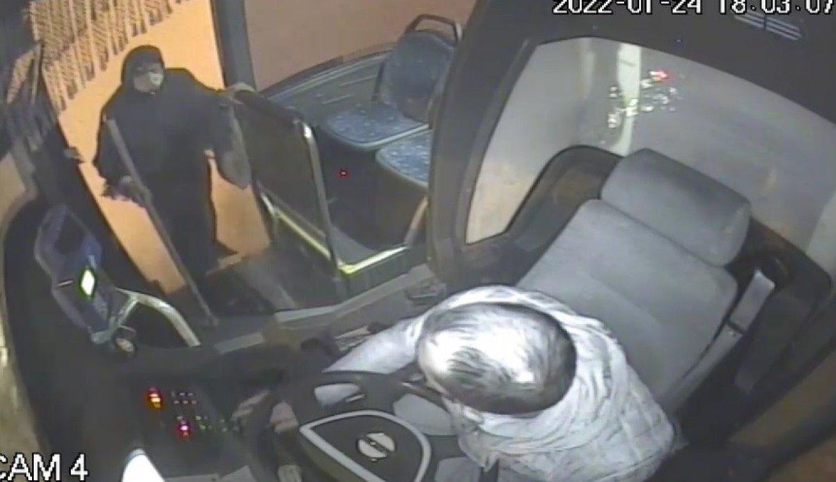 Bingöl'de yaşlı kadın kar kütlesinin altında kalmaktan son anda kurtuldu