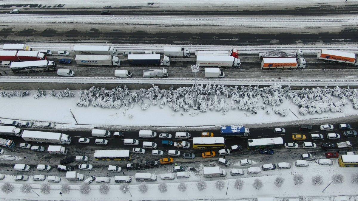 İSTOÇ mevkiinde yüzlerce aracın bekleyişi sürüyor