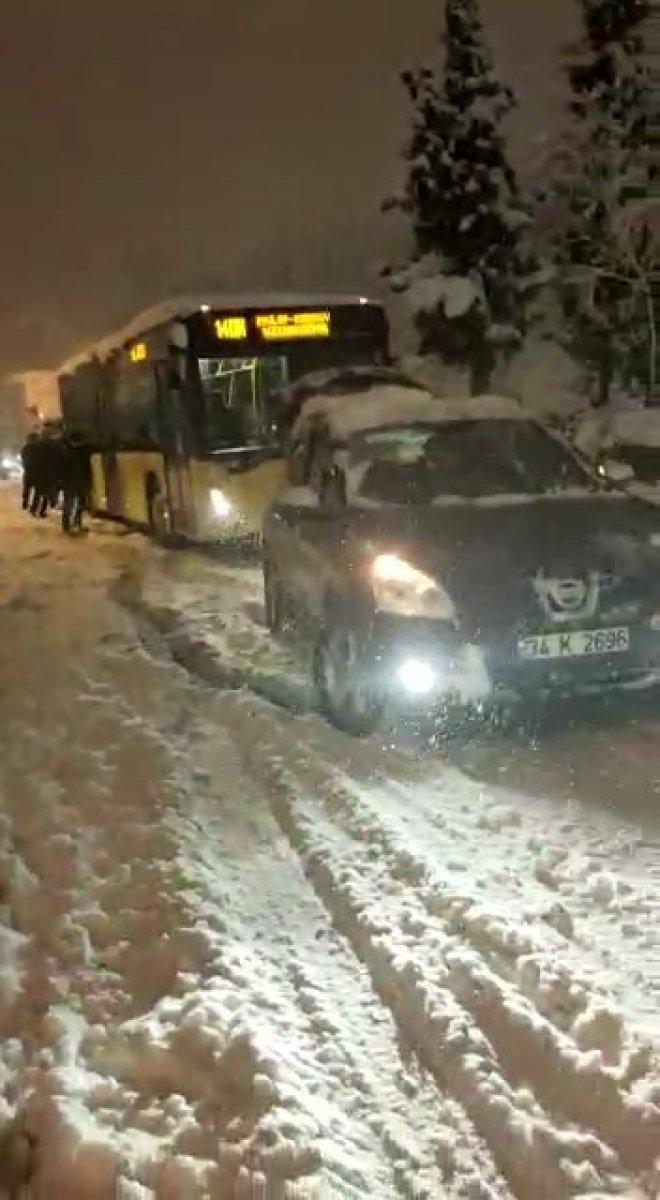 Üsküdar'da yolda kalan otobüs, halatla çekildi