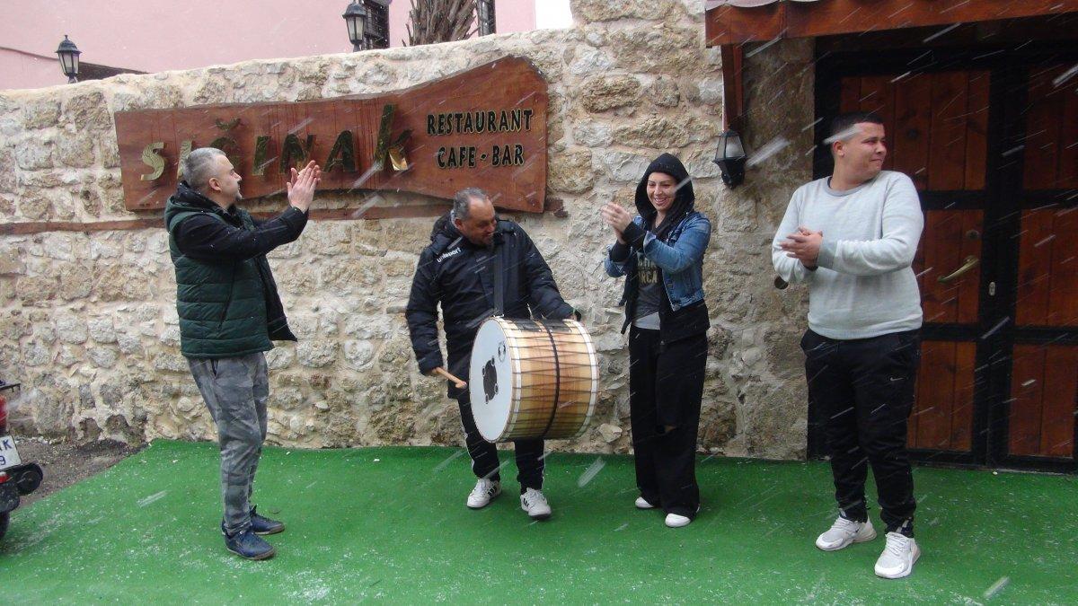 Mersin'de yıllar sonra yağan karı davulla karşıladılar
