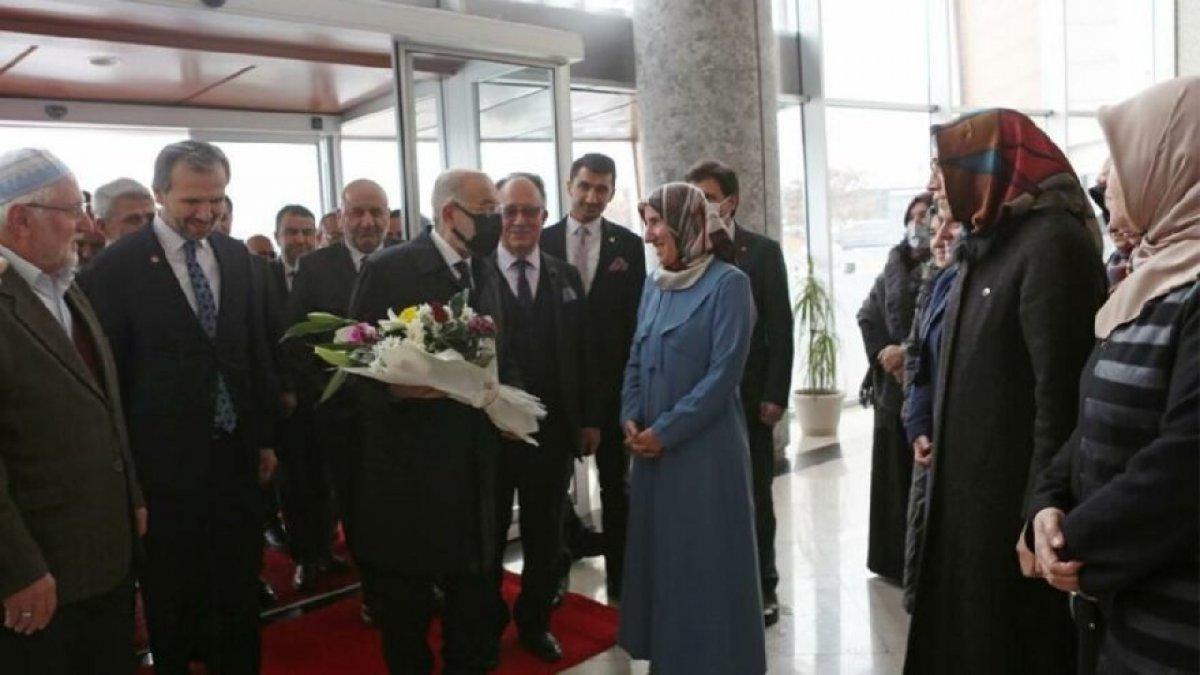 Temel Karamollaoğlu, koronavirüs sonrası çiçeklerle karşılandı