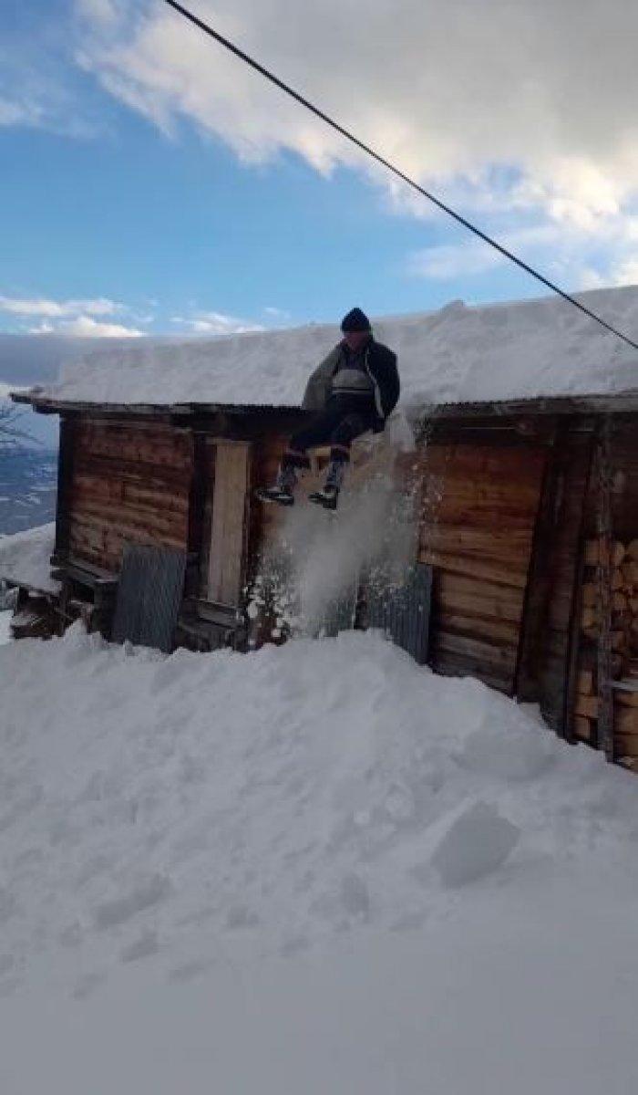 Artvin'de dede ve torunun kar eğlencesi