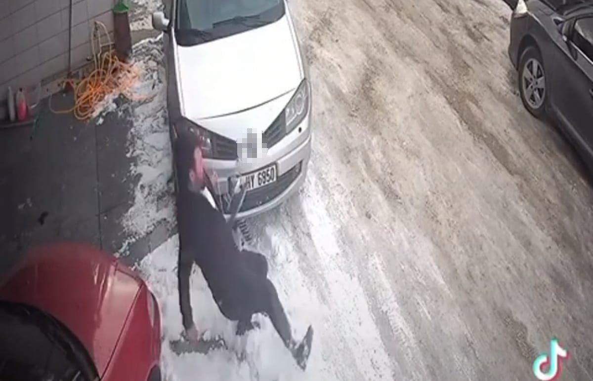 Bursa'daki genç, çay taşırken buzda kaydı