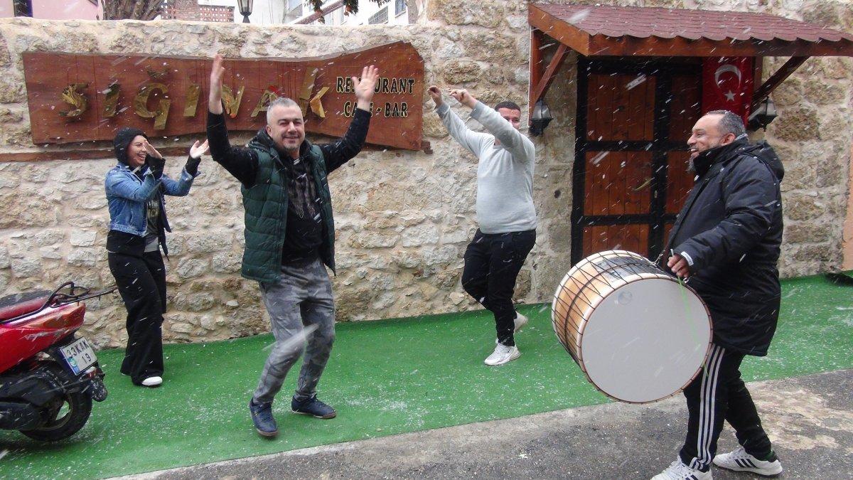 Mersin'de yıllar sonra yağan karı davulla karşıladılar