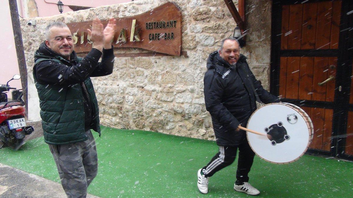 Mersin'de yıllar sonra yağan karı davulla karşıladılar