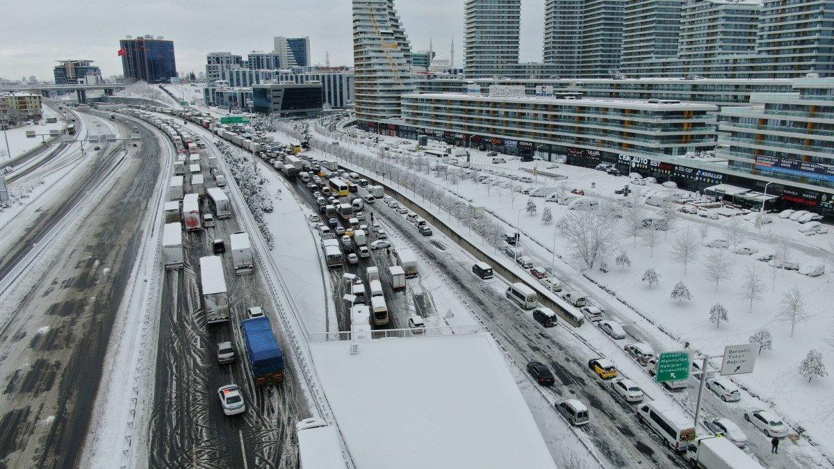 İSTOÇ mevkiinde yüzlerce aracın bekleyişi sürüyor