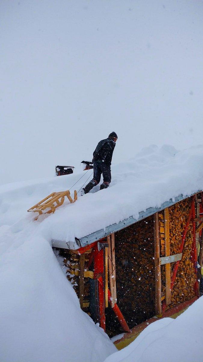 Artvin'de dede ve torunun kar eğlencesi
