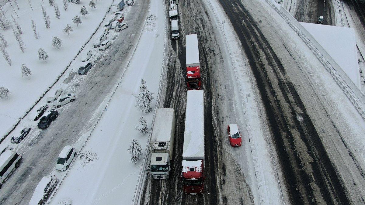 İSTOÇ mevkiinde yüzlerce aracın bekleyişi sürüyor