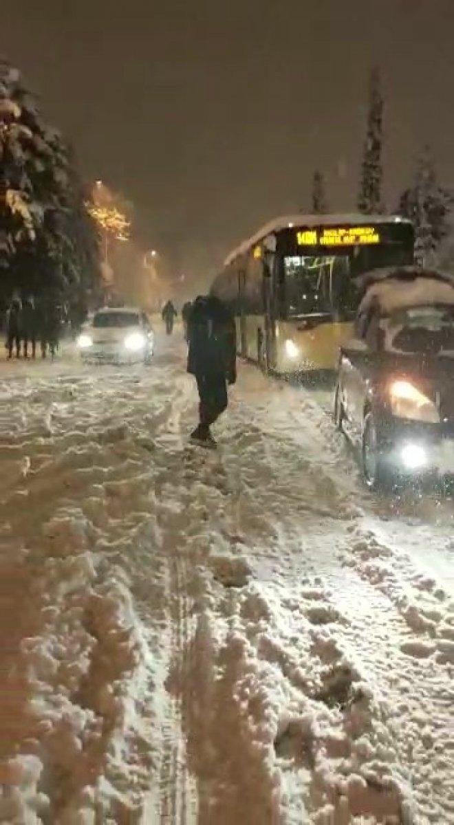 Üsküdar'da yolda kalan otobüs, halatla çekildi