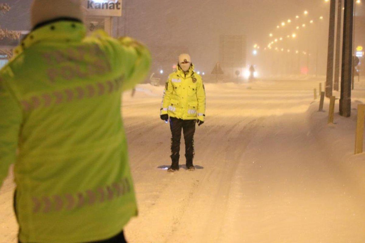 Aksaray-Adana ve Nevşehir karayolları tırlara ulaşıma kapatıldı