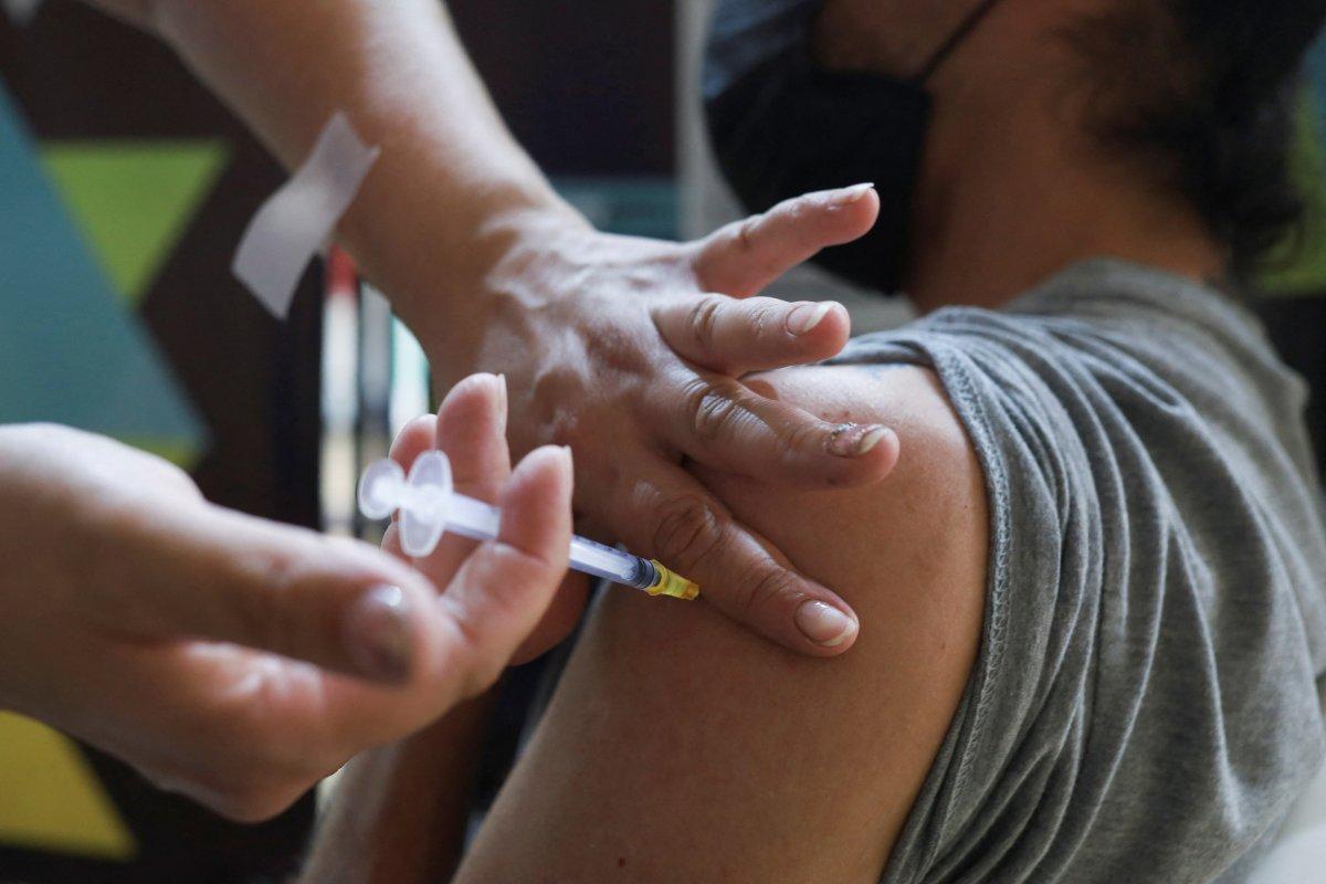 Omicron'un yayılması m-RNA aşılarının etkisini düşürüyor