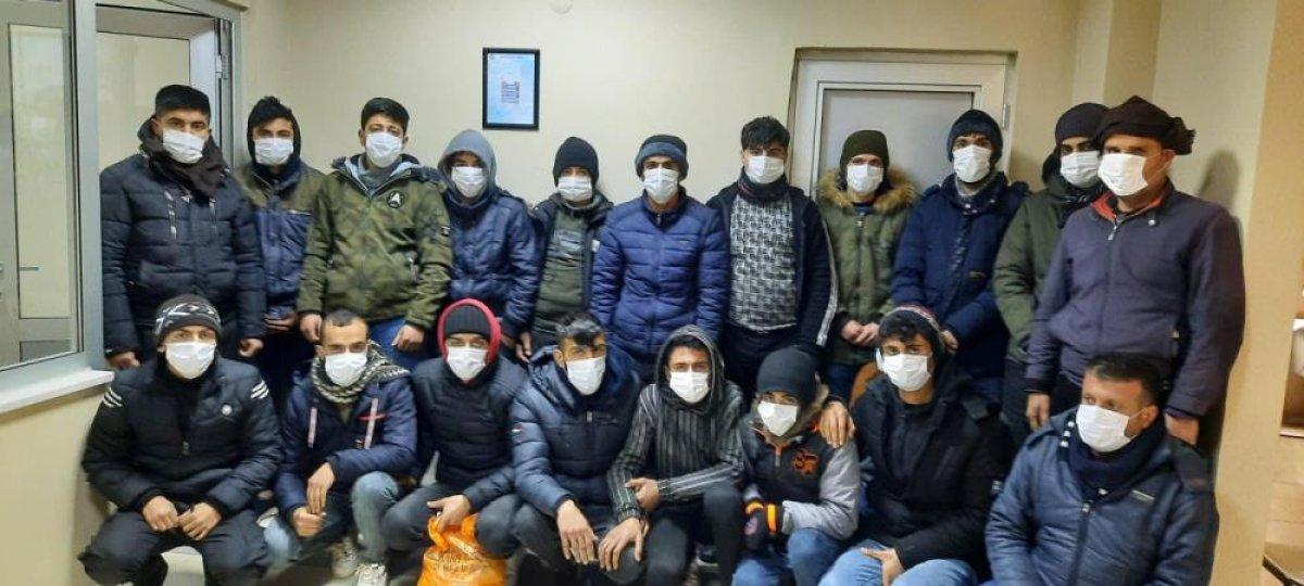 TEM'de durdurulan araçtan 21 kaçak göçmen çıktı