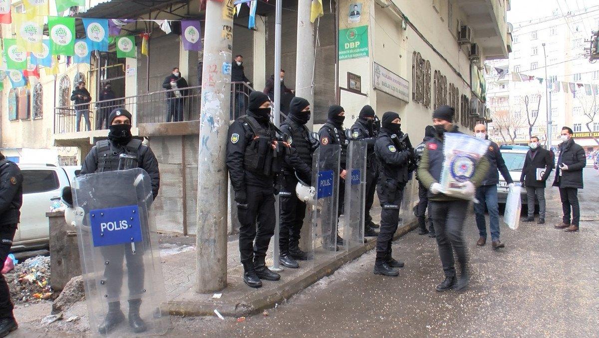 Diyarbakır'da DBP il binasına terör operasyonu
